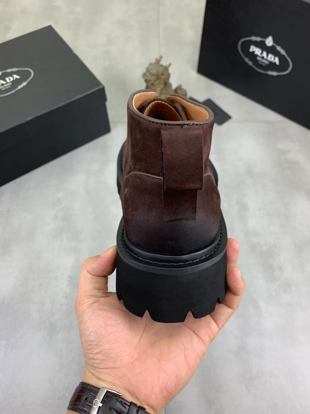 Men's shoes 💰P560 💰[New style]🔥🆕Hot model [PRADA]Prada🔝High-top Chelsea Martin boots are a high-end brand of men's shoes. The uppers are made of top-layer calfskin imported from Italy➕top-layer pigskin lining for the feet🔥, making walking more convenient and comfortable! Exclusive new style, stunning work [color]! Create a fashionable personality to set off your uniqueness! Create a fashionable personality to set off your uniqueness! A must-have for trendy men! Classic🔥super wear-resistant rubber outsole, size: 38-44 (45 can be customized) black or brown🉑️choose